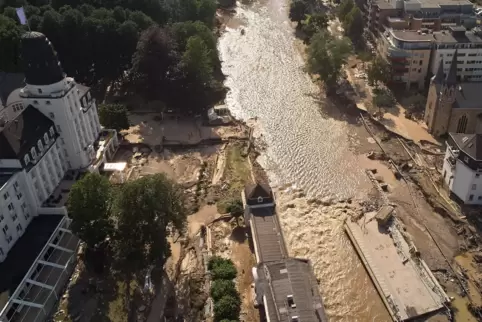 Bad Neuenahr nach der Flut: Das Bild zeigt die Ahr und den Kurkomplex (links).