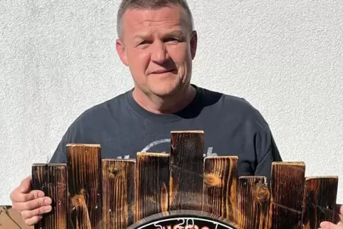 Stefan Schäfer hat für das Turnier im eigenen Keller die Bretter hinter den Dartscheiben veredelt. Stefan Schäfer hat für das Turnier im eigenen Keller die Bretter hinter den Dartscheiben veredelt.