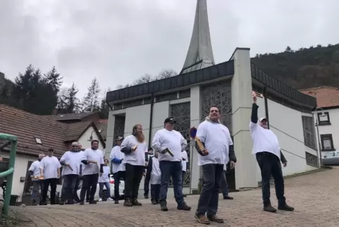 Pünktlich zum Glockenschlag riefen die „Falkesteener Klepperbuben“ am Karfreitag das Ave Maria an der Katharinen-Kirche aus. 