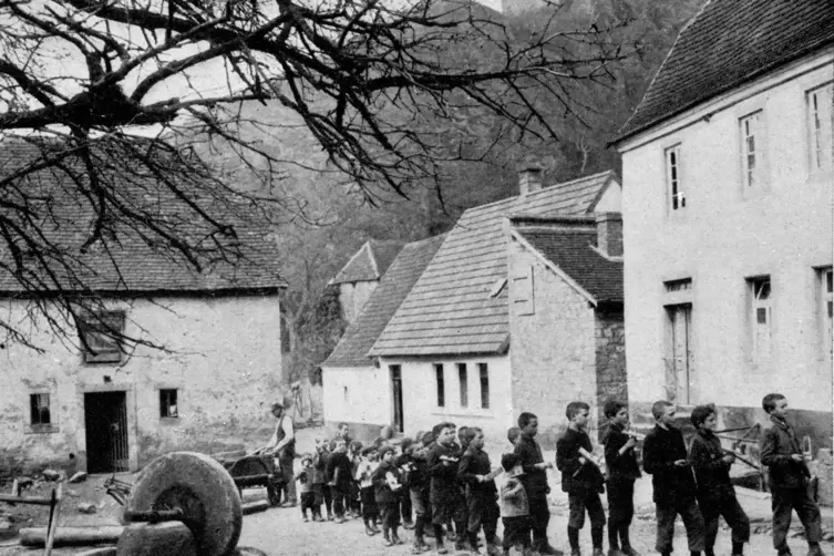 Lange Tradition: Bereits vor 100 Jahren wurde in Falkenstein gekleppert, wie diese Aufnahme von 1925 belegt.
