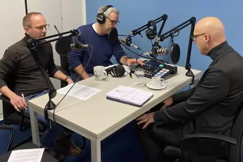 Im Podcast-Interview: Rechtsanwalt Alexander Klein (rechts) mit den Redakteuren (von links) Christoph Hämmelmann und Uwe Renners