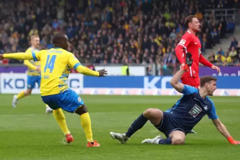 Der entscheidende Moment: Anthony Ujah erzielt das 1:0 für Eintracht Braunschweig. 