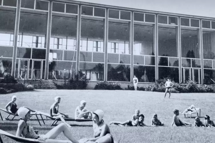 Der neu herausgegebene Bildband &bdquo;Zeitsprung&ldquo; unternimmt eine Zeitreise durch 65 Jahre Hallenbad Nord.