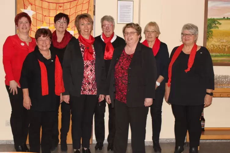 Mitglieder der KFD Hanhofen und die geistliche Leiterin Sabine Alschner (Dritte von rechts) 2018: Damals feierte die Gruppe ihr 