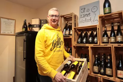 Der Winzer Ansgar Galler aus Kirchheim präsentiert eine Holzstiege mit seinem nachhaltigen Wein in nachhaltiger Verpackung: Mehr