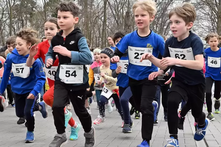 62 kleine Mädchen und Jungen liefen 850 Meter im Bambinilauf.