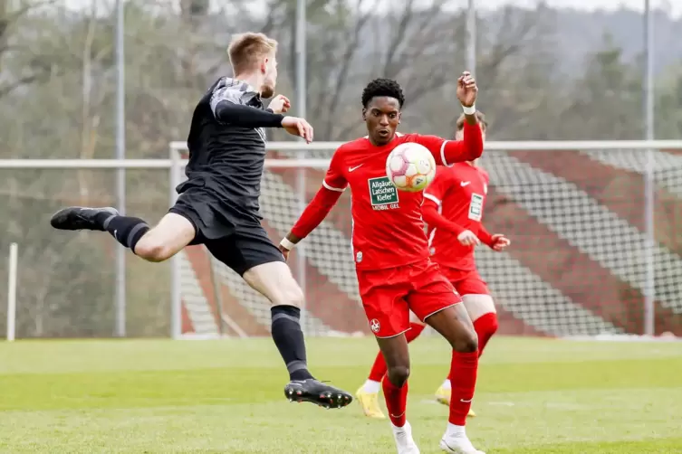 FCK-Spieler Phinees Bonianga (rechts) behauptet den Ball gegen den Mainzer Leon Kern. 