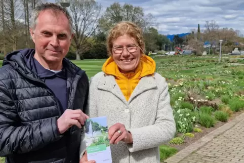 Harald Sauer und Gabriele Bindert mit dem Ebertpark-Flyer in dem von Sauer gestalteten Eingangsbereich des Luisenparks.