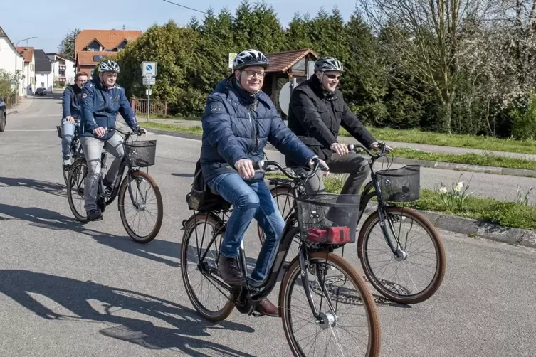 Mit dem Rad unterwegs (von links): RHEINPFALZ-Redakteur Christoph Demko, Lothar Schuler von der Bauabteilung der Kreisverwaltung