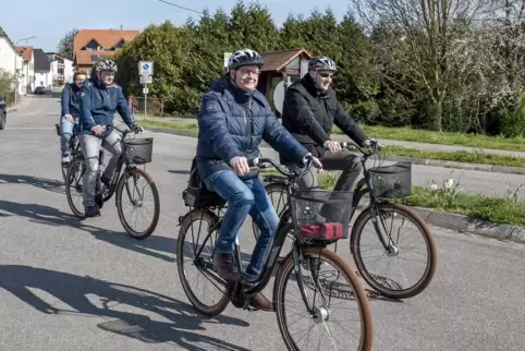 Mit dem Rad unterwegs (von links): RHEINPFALZ-Redakteur Christoph Demko, Lothar Schuler von der Bauabteilung der Kreisverwaltung