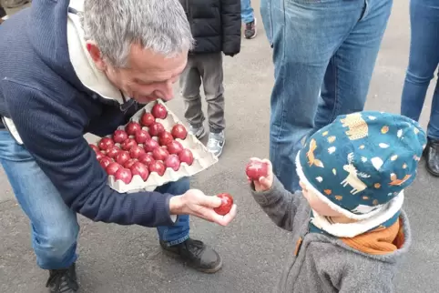 Früh übt sich: Peter Dörzapf mit Enkel Theo beim Eierpicken.