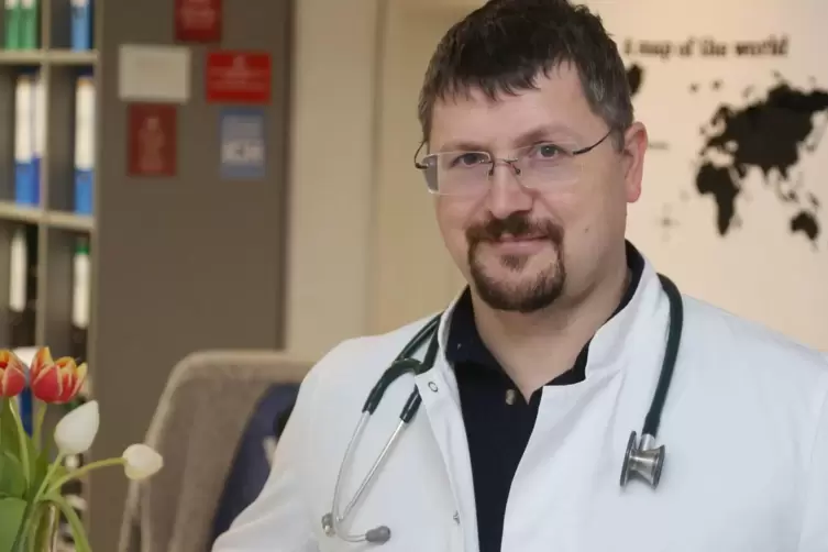 Allgemeinmediziner Dominic Winter sieht in der Praxisarbeit Vor- und Nachteile gegenüber dem Dienst im Krankenhaus.