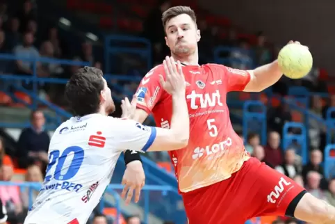 Stefan Salger (rechts) stand an seiner künftigen Arbeitsstätte in Aschaffenburg zwar in der Start-Sieben der Eulen, spielt e abe Stefan Salger (rechts) stand an seiner künftigen Arbeitsstätte in Aschaffenburg zwar in der Start-Sieben der Eulen, spielt e abe
