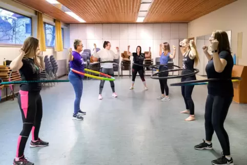 Das sieht locker aus: Die Frauen der Waldseer Hula-Hoop-Gruppe haben’s eben drauf. 