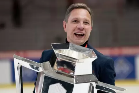 Wohl der künftige Adler-Trainer: Jussi Tapola, hier mit dem diesjährigen Pokal der Champions Hockey League.