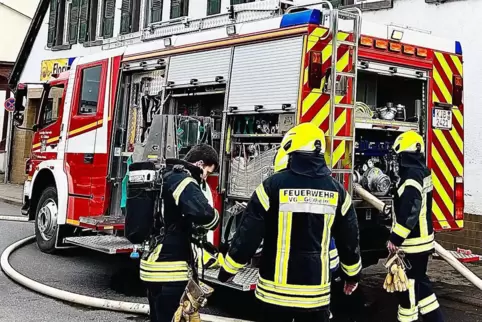 Mit Atemschutzgeräten rückten die Feuerwehrleute zum brennenden Zimmer vor und löschten den Brand.