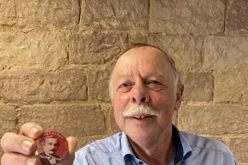 Udo Lichtenthäler ist selbst leidenschaftlicher Marathonläufer. Der Anstecker der Michel-Breal-Gesellschaft erinnert an den Idee