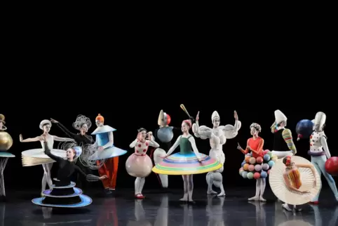  16 Stipendiaten zwischen 17 und 20 Jahren bilden das Bayerische Junior Ballett. Sie führen eine Neufassung von Oskar Schlemmers