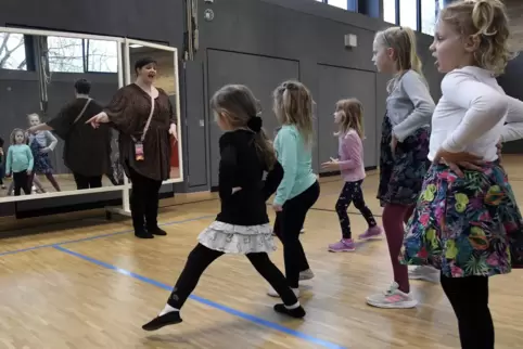 Übungen vor der mobilen Spiegelwand: Yvonne Speth bringt Kindern in der Sporthalle der Carl-Bosch-Schule die ersten Schritte ver