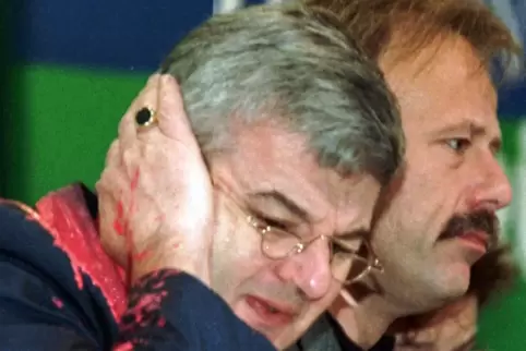 Mai 1999: Der damalige Bundesaußenminister Fischer wird auf einem Grünen-Parteitag von einem Farbbeutel getroffen. 