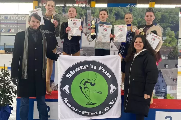 Die erfolgreichen Läufer des Zweibrücker Eiskunstlaufvereins Skate'n'Fun Saarpfalz, bei den Landesmeisterschafen in Diez (von li