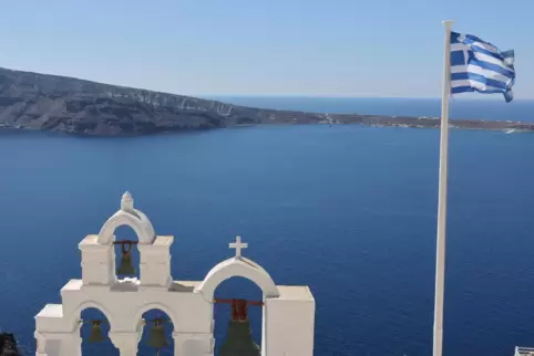 Blick über das Archipel Santorin: Griechenland fehlen in dieser Saison noch 80.000 Mitarbeiter in Hotellerie und Gastronomie. 