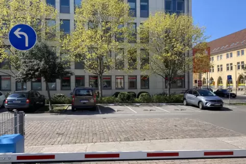 Seit wann hängt das denn da? Das blaue Schild war dem Verfasser entgangen. 