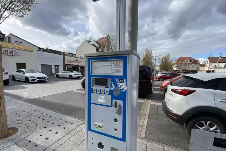 Parkautomat auf dem Luitpoldplatz in Grünstadt: Wer mit der App parkt, braucht künftig kein Kleingeld mehr. 
