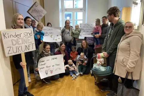 Die Eltern-Gruppe vor der Bürgersprechstunde mit Isabel Steinhauer-Theis. 