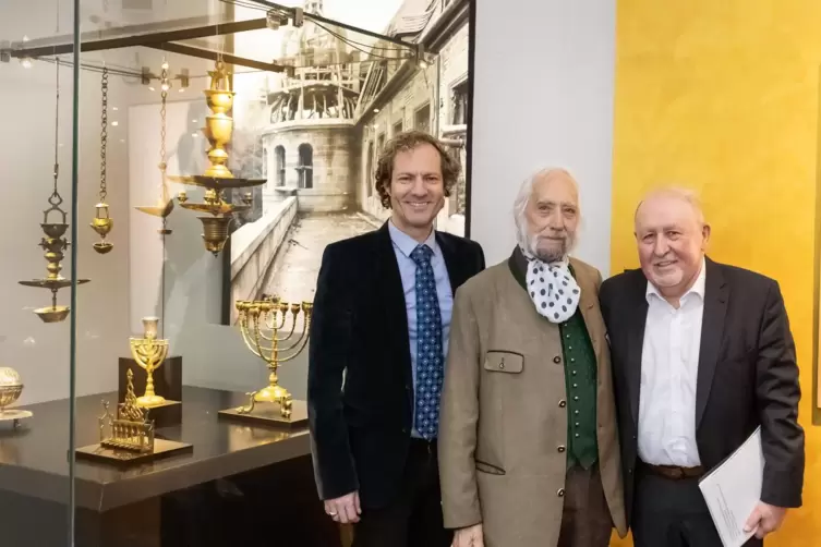 Bei der Übergabe: Alexander Schubert, Joachim Burmeister und Werner Schineller (von links) vor der Vitrine mit Objekten aus der 