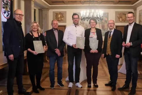 Gratulationskur im Rathaus (von links): Oberbürgermeister Dominik Geißler, Annette Krohmer, Gerhard Neumann, Simon Nichterlein, 