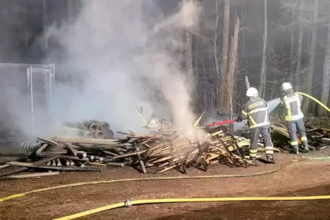 50 Feuerwehrleute löschten einen Containerbrand auf dem Homburger Karlsberg. 