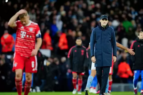 Enttäuschung: Thomas Tuchel und Joshua Kimmich (vorne links) nach dem 0:3 in Manchester. 