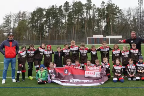 Sie bedanken sich beim TSV Carlsberg und FC St. Pauli: die kleinen Rabauken.