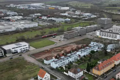 Das Parkhaus soll auf der grünen Freifläche (linke Bildmitte) an der Paul-von-Denis-Straße errichtet werden. Es liegt links nebe