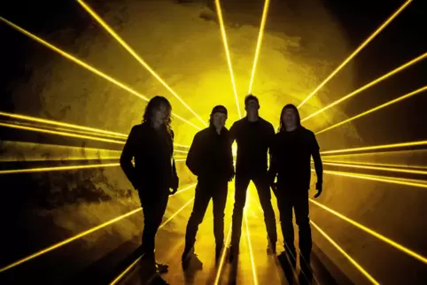 In giftwolkigem Gelb gehalten ist die Metallica-Optik zu „72 Seasons“. 