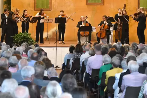 Etwa 400 Gäste waren zum Sommerkonzert der Wachenheimer Serenade 2019 ins Weingut Bürklin-Wolf gekommen.