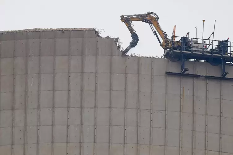 Der Kühlturm des Reaktors in Mülheim-Kärlich wird abgerissen. 