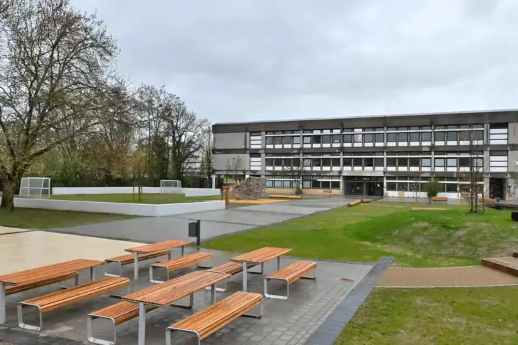 Der neue Schulhof verfügt über Aufenthaltsmöglichkeiten sowie mehrere Spielgeräte. Außerdem gibt es viel mehr Grün als vor der U