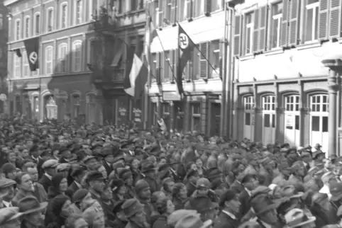 Am 8. März 1933 hisste die SA, eine Kampfabteilung der Nazi-Partei NSDAP, in Kaiserslautern erstmals die Hakenkreuzfahne am Stad