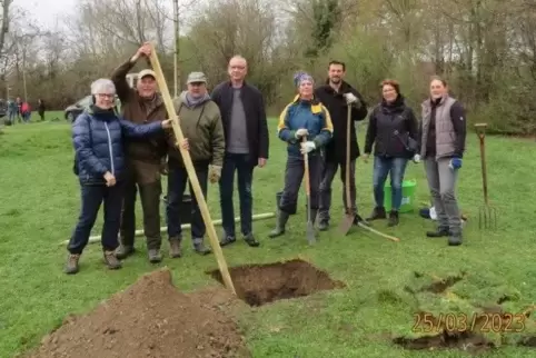 Spender und Mitglieder des Vereins für Naturschutz und Heimatpflege setzten die Bäume am Nachtweideweiher.