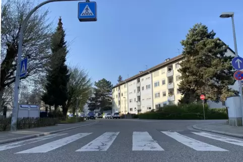 Zebrastreifen in der Ludwig-Uhland-Straße: Ist er eine Gefahr für die Schüler, die zur Woogbachschule laufen?