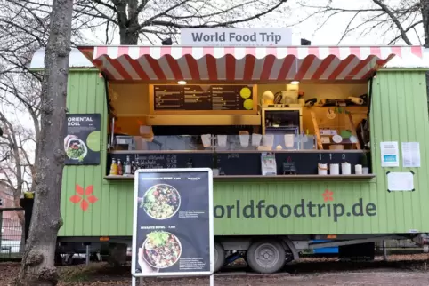 Ein lindgrüner Foodtruck von World Food Trip stand bis Oktober 2022 auch in Zweibrücken in der Rosengartenstraße.