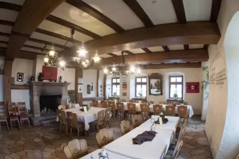 Die Veranstaltung findet im Kaminzimmer des wieder eröffneten Burgrestaurants statt.