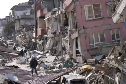 Das Erdbeben hat viele Häuser und Straßen schwer beschädigt. Das Bild wurde in Hatay in der Türkei aufgenommen. 
