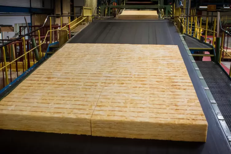 Glaswolle auf dem Flie&szlig;band: Das in der Fabrik im s&uuml;dlichsten Zipfel der Stadt Speyer produzierte Material kommt zur D&auml;mmung von