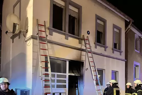 Die Feuerwehrleute haben die Bewohner mittels Leitern evakuiert. 