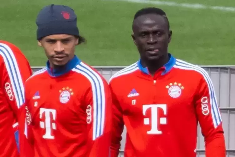 Sadio Mané (rechts) und Leroy Sané am Donnerstagmorgen beim Training des FC Bayern. 