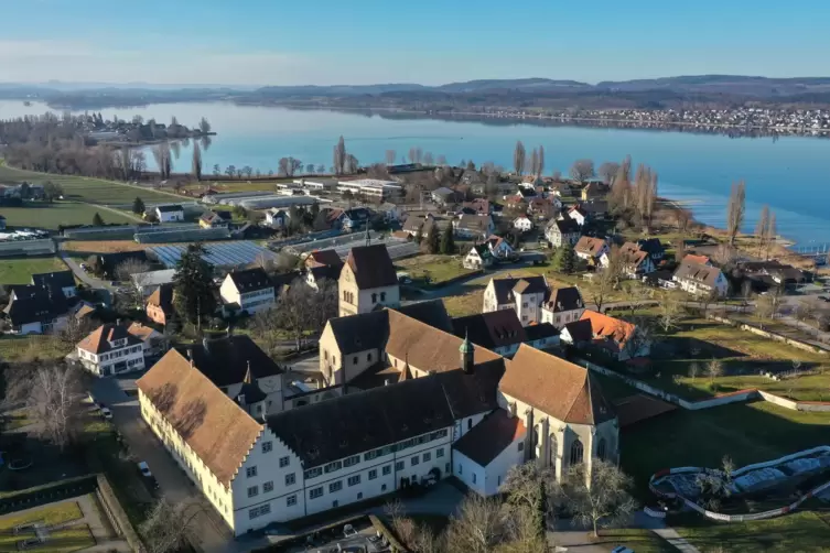 Das Kloster Mittelzell auf der Insel Reichnenau mit der gro&szlig;en Abteikirche St. Maria und Markus, in die Schatzkammer gerade umge