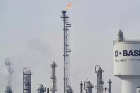 Bekommt die deutlich schwächere Nachfrage zu spüren: der Chemiekonzern BASF. 
